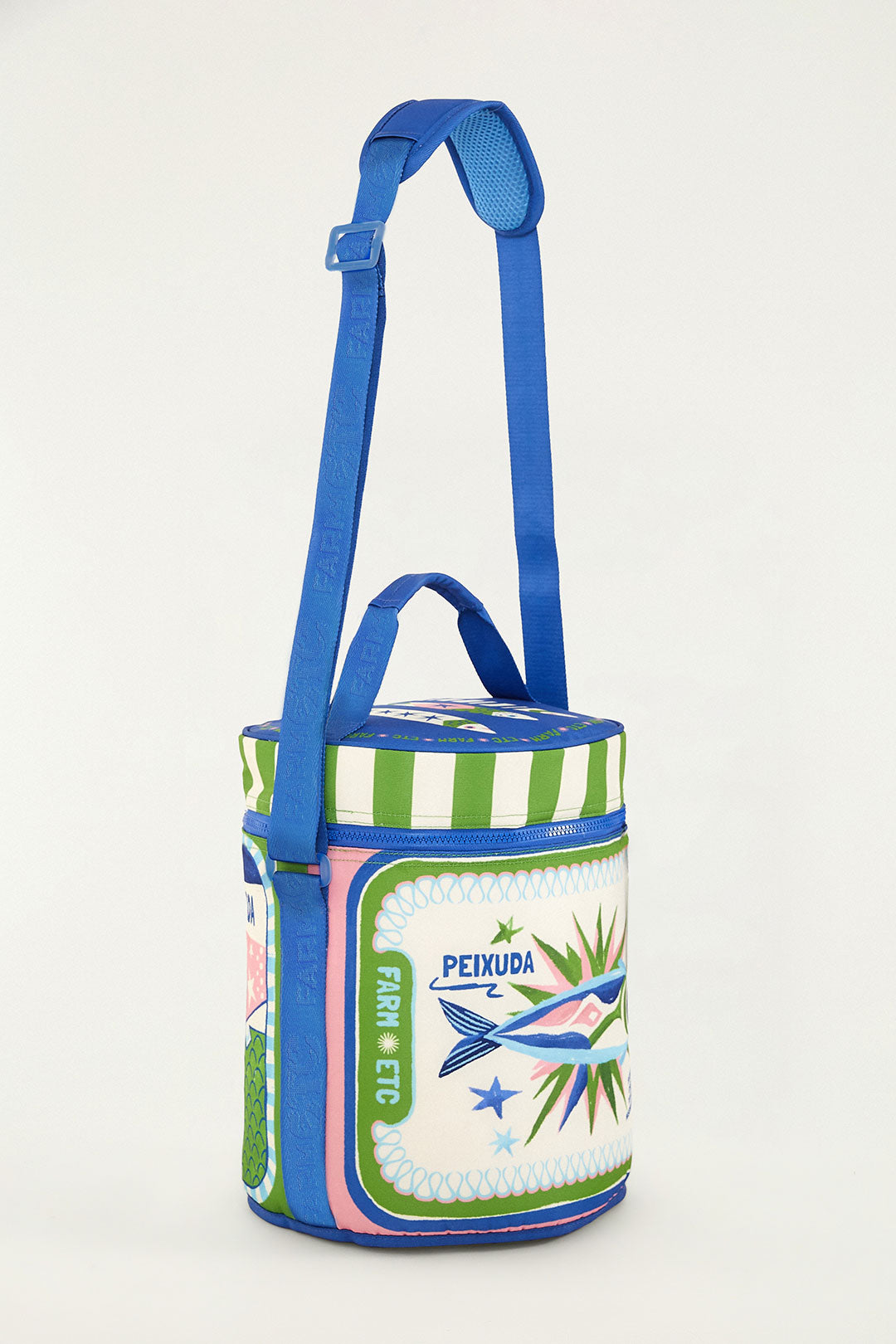 Cooler Farm Etc Farofa Praia RJ Cardume estampado, de lado, mostrando a alça ajustável azul e a estampa de peixe