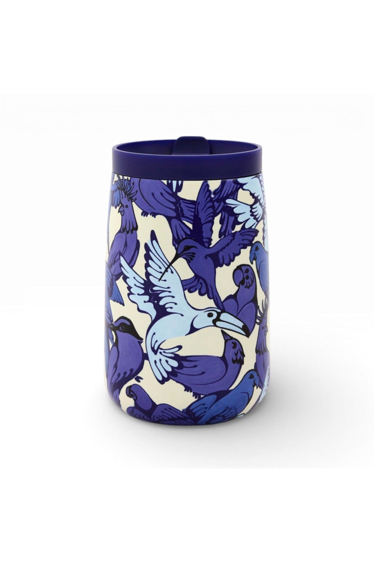 Copo Farm Que Sede 450ml Urbano estampado com pássaros azuis e roxos sobre fundo creme, tampa azul-marinho Imagem principal do produto