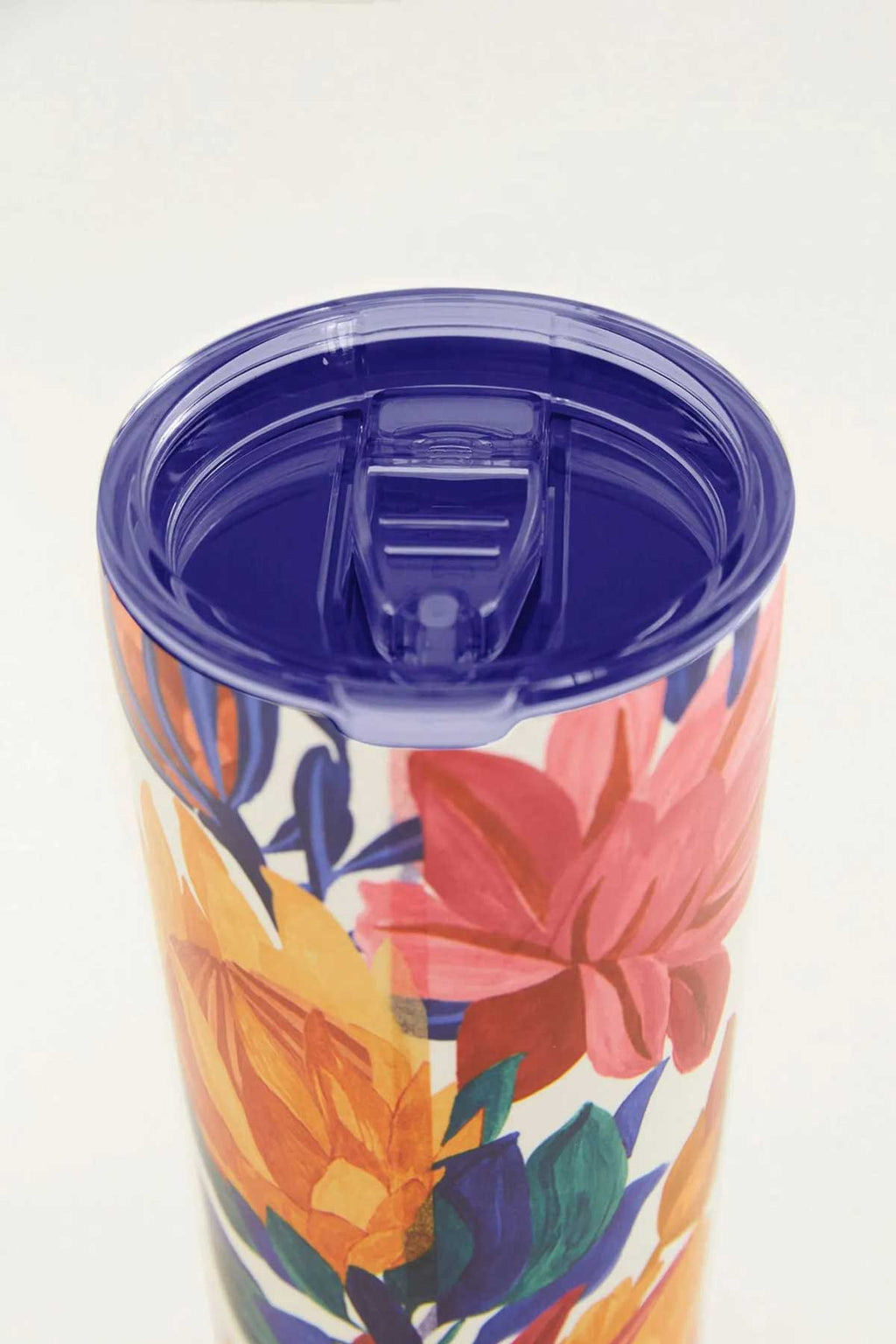 Detalhe da tampa azul com abertura do copo Farm Etc Glub 500ml estampado com flores laranja, rosa e verdes