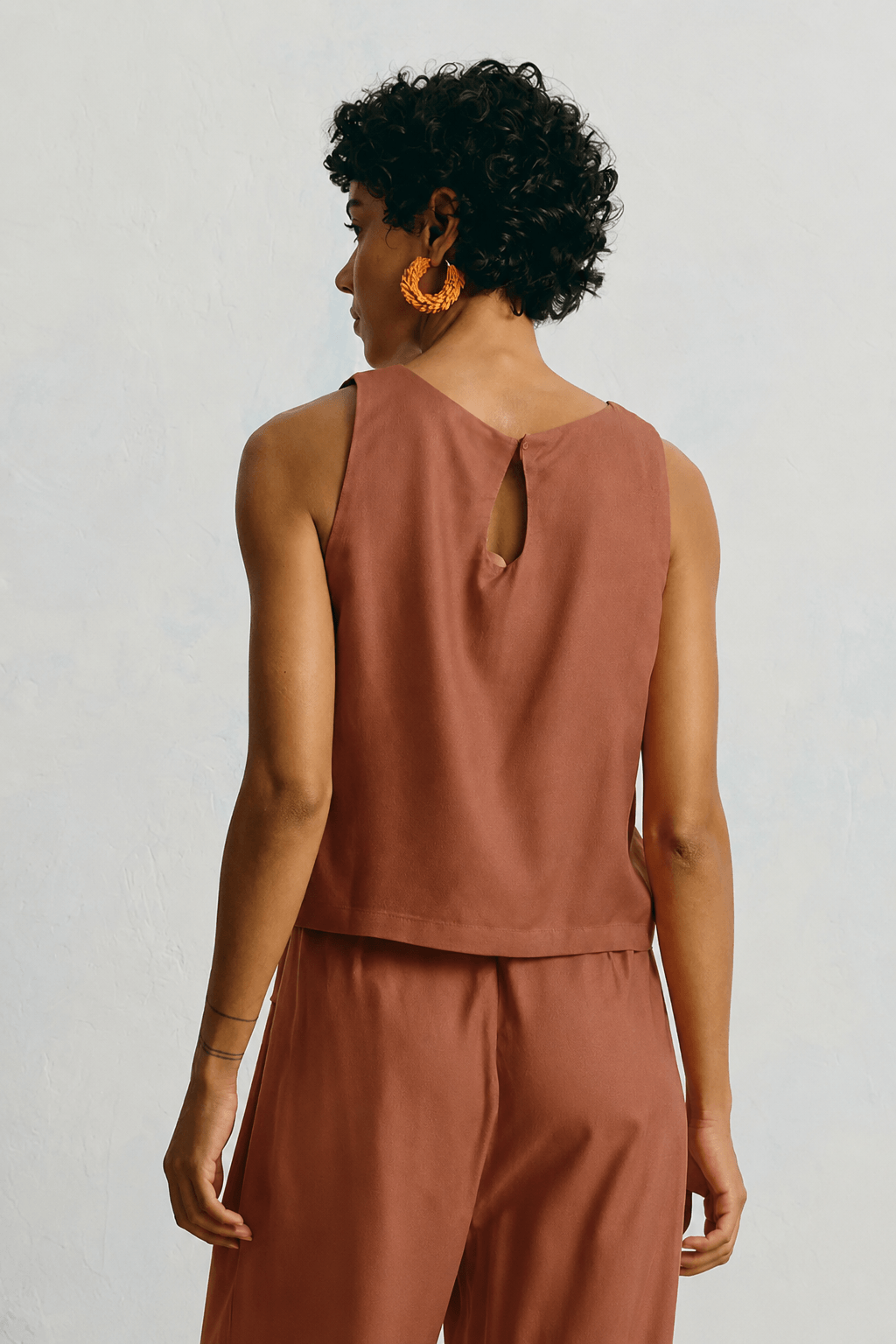 CROPPED BASICO LISO BEGE ESCURO LINHA 107852-409-C CACAY Imagem secundária do produto