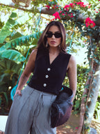 Blusa colete alfaiataria linho Skenn, vista costas, detalhando estrutura
