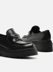 MOCASSIM PRETO COURO TRATORADO TIRA METAL A 13654 0001 0001 AREZZO