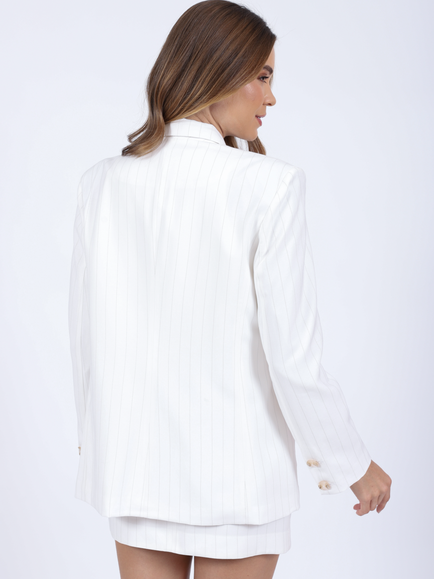 Look completo blazer riscas maxi Skenn feminino com acessórios