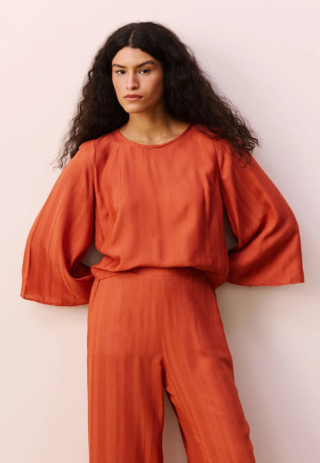 Detalhe do tecido e acabamento da blusa cropped quadradinha Cacay