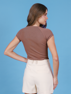 Close do bordado delicado da blusa Skenn 404114 feminina