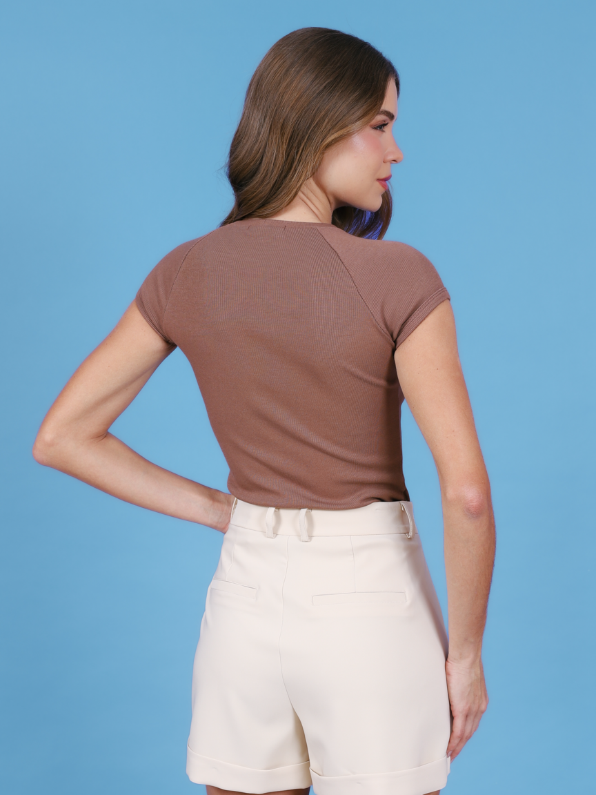 Close do bordado delicado da blusa Skenn 404114 feminina