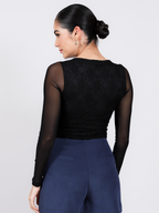 Look completo com blusa renda floral Skenn em modelagem feminina