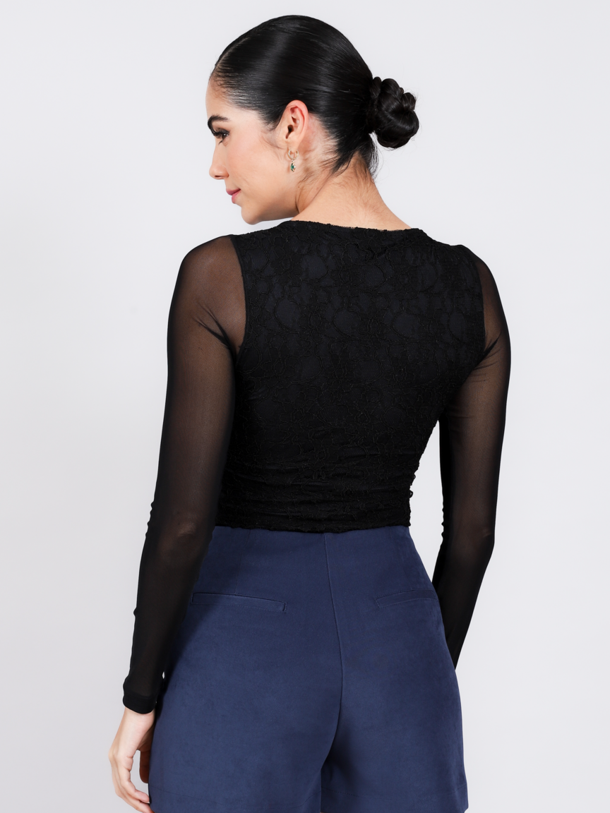 Look completo com blusa renda floral Skenn em modelagem feminina