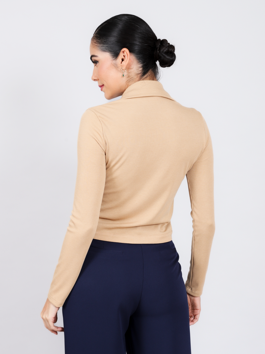 Close do decote e estrutura da blusa rib Skenn