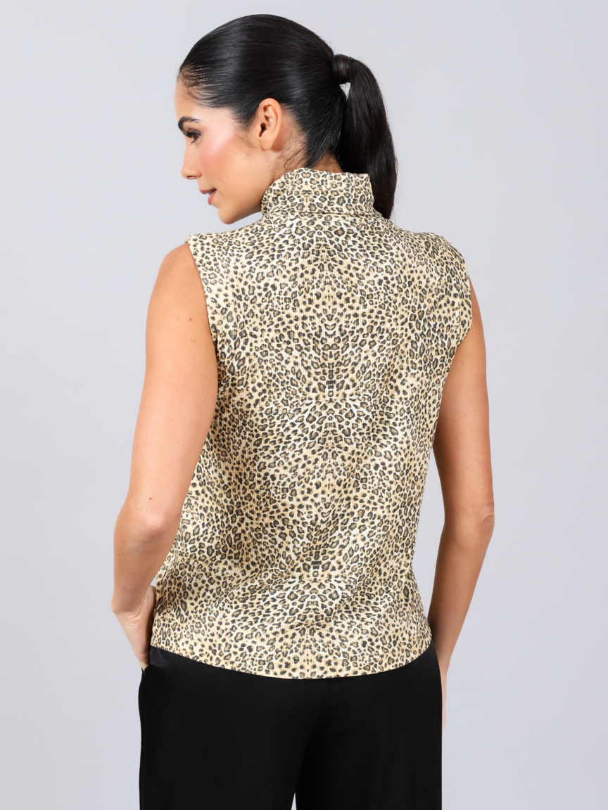 Blusa canelada onça Skenn feminina, close da estampa animal print