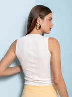 Detalhe do acabamento e estrutura rib da blusa Skenn