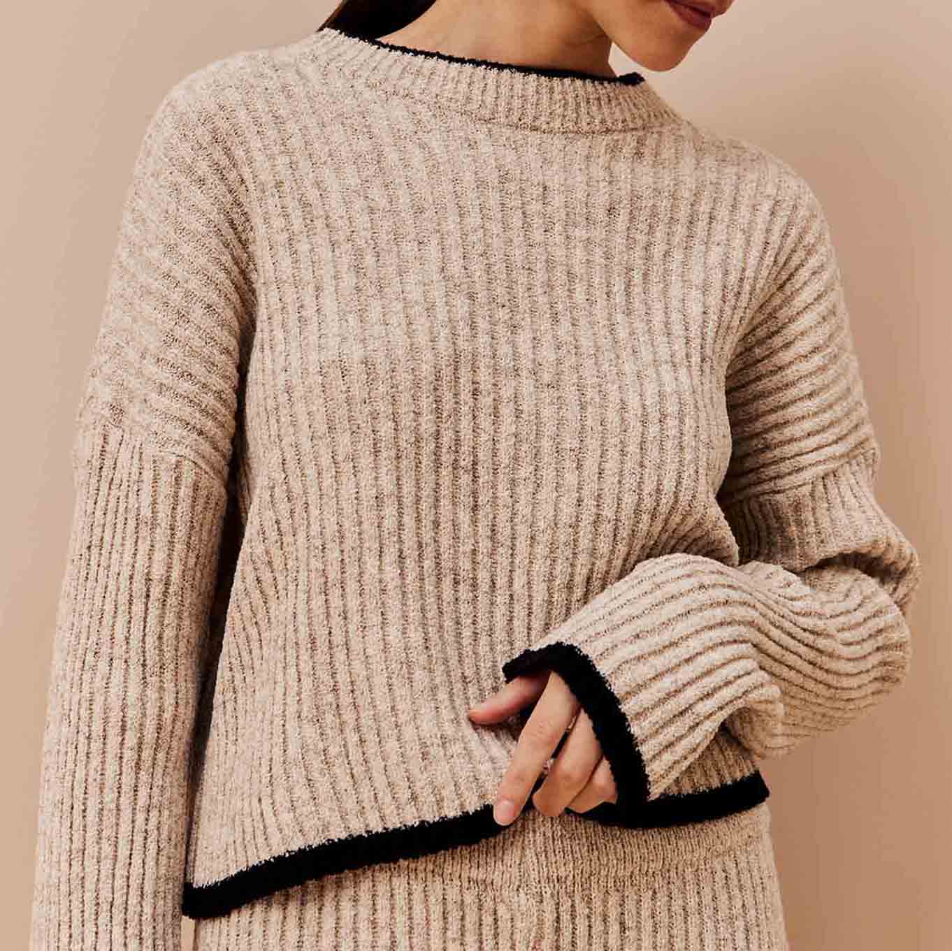 Blusa bicolor Cacay com detalhe tricot, vista traseira feminina