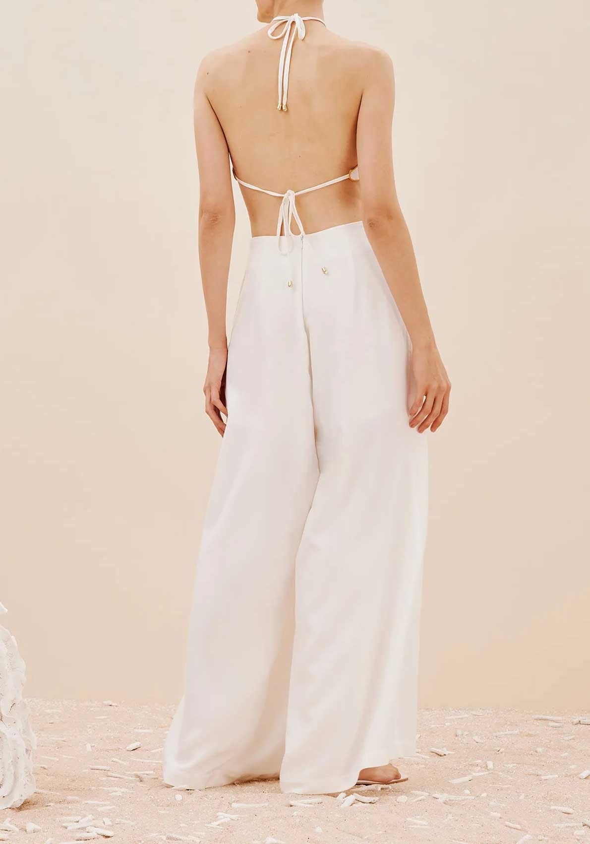 Detalhe do bordado floral da blusa cropped feminina