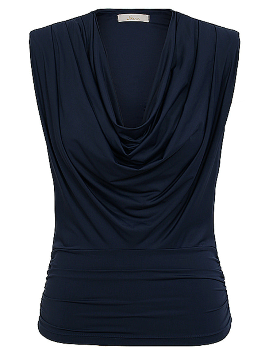 Close do ombro degage e neckline da blusa Skenn feminina