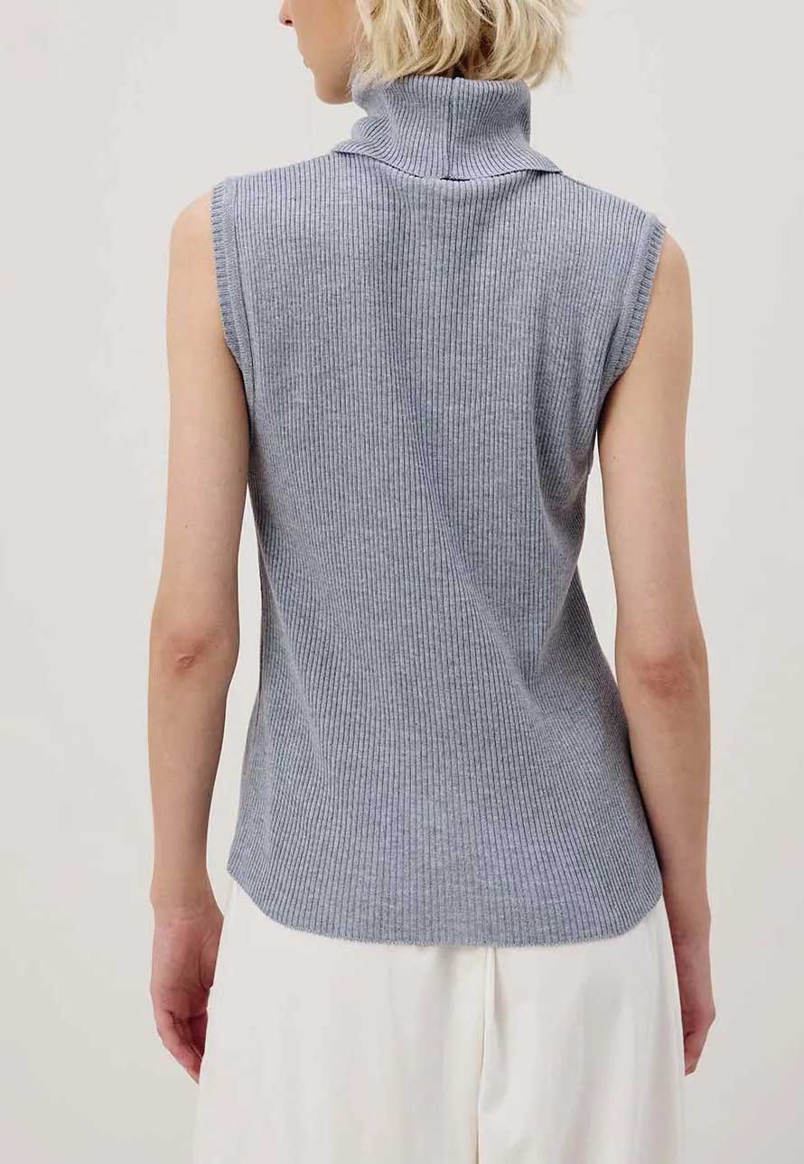 Detalhe da gola alta em tricot fino da blusa Cacay