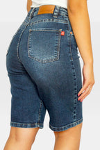Detalhe de bolsos e barra normal da bermuda jeans Revanche