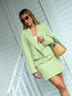 Blazer tweed xadrez Skenn feminino, vista traseira e ajuste nas costas