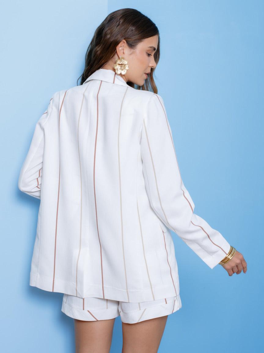 Blazer summer listrado Skenn feminino, vista costas e caimento