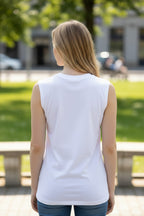 Detalhe da estampa gráfica e acabamento da blusa regata Lerrux