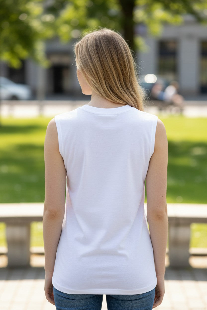 Detalhe da estampa gráfica e acabamento da blusa regata Lerrux