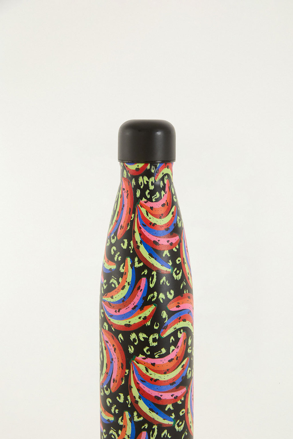 Detalhe da tampa preta e do estampado de bananas coloridas e manchas de onça da garrafa Farm Glub Glub 500ml
