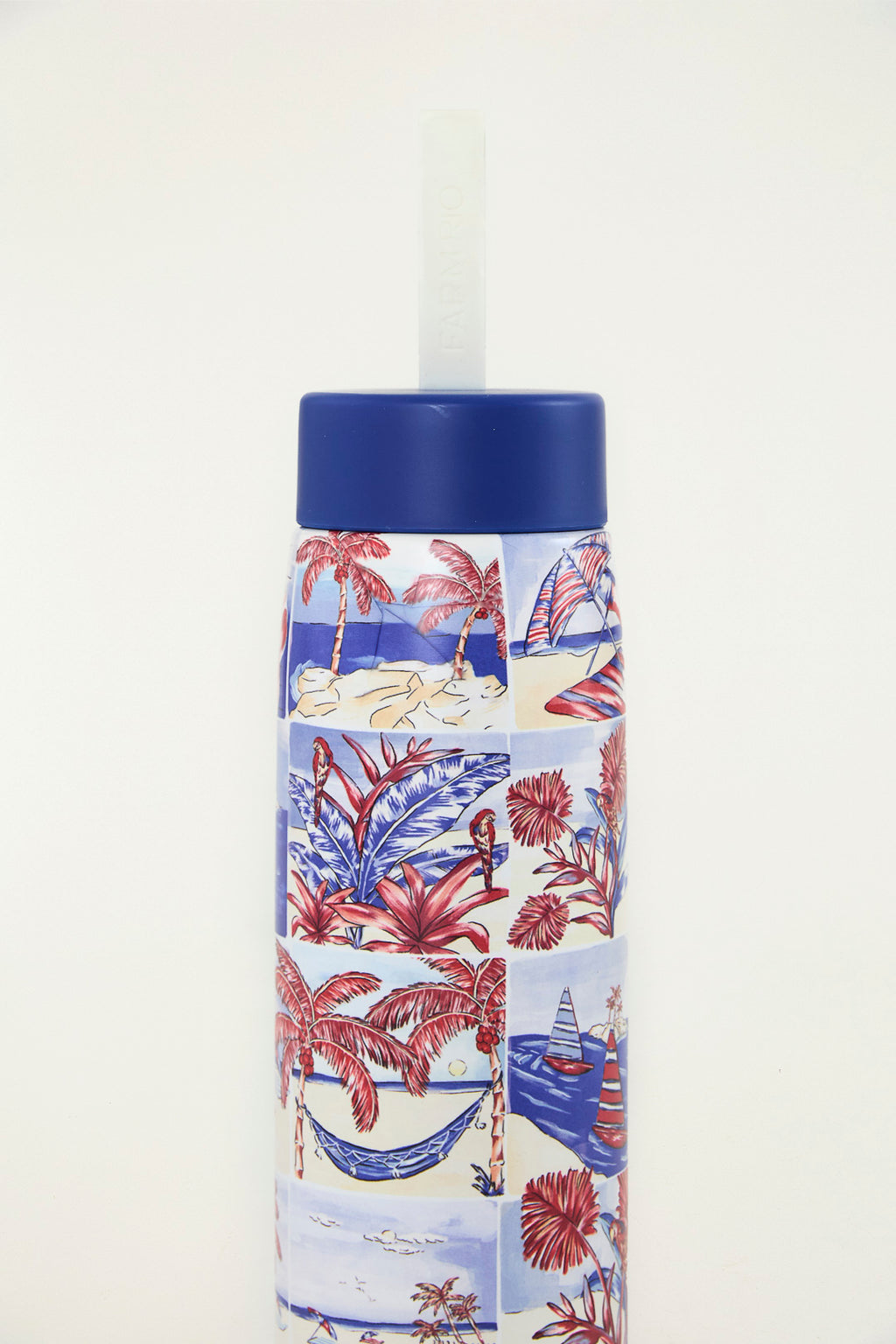 Detalhe da estampa da garrafa Farm Que Sede 750ml Viajante Dia Farm Etc com palmeiras, rede e barcos em azul e vermelho