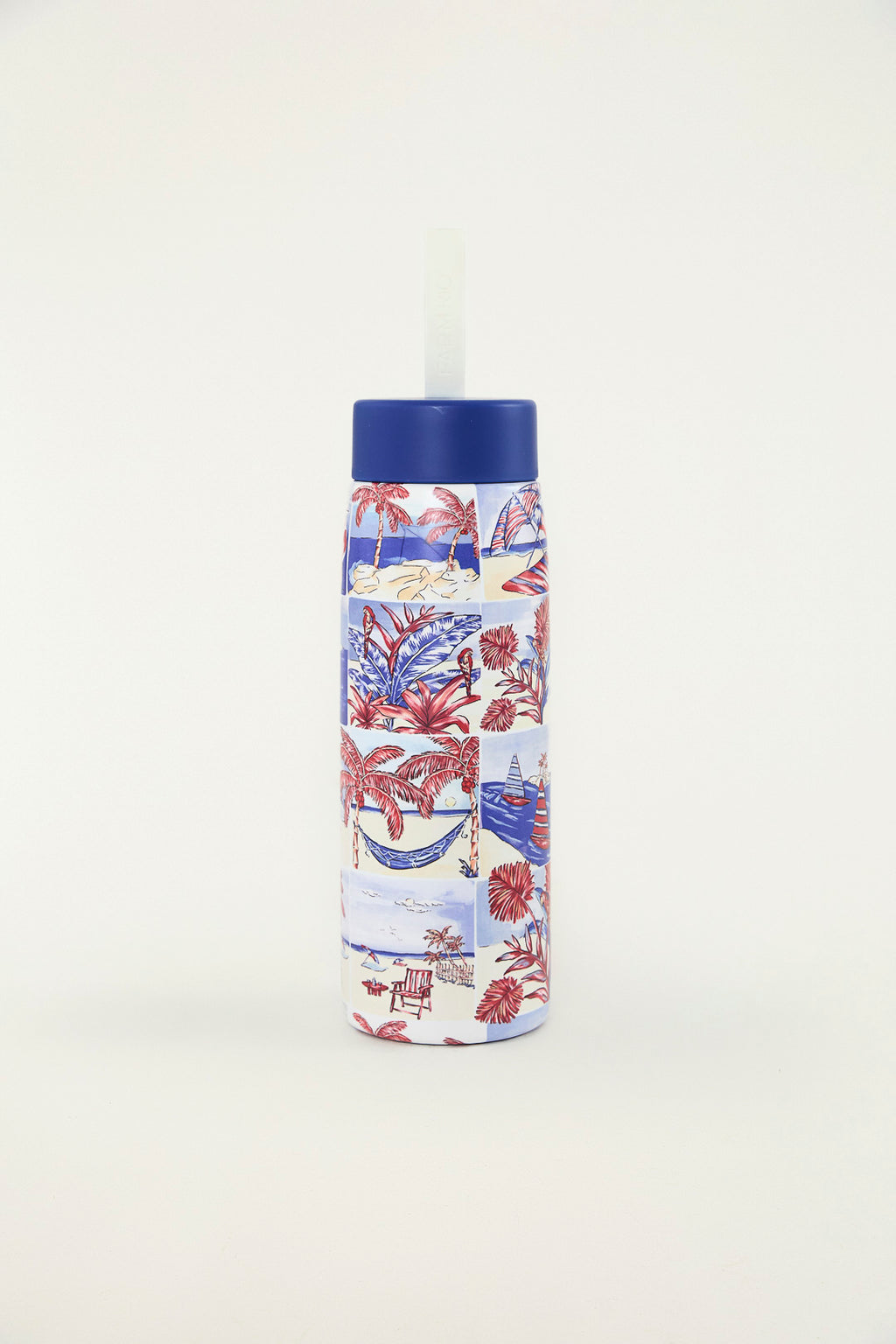 Garrafa Farm Que Sede 750ml Viajante Dia Farm Etc estampada com cenas de praia e tampa azul, vista de lado com canudo