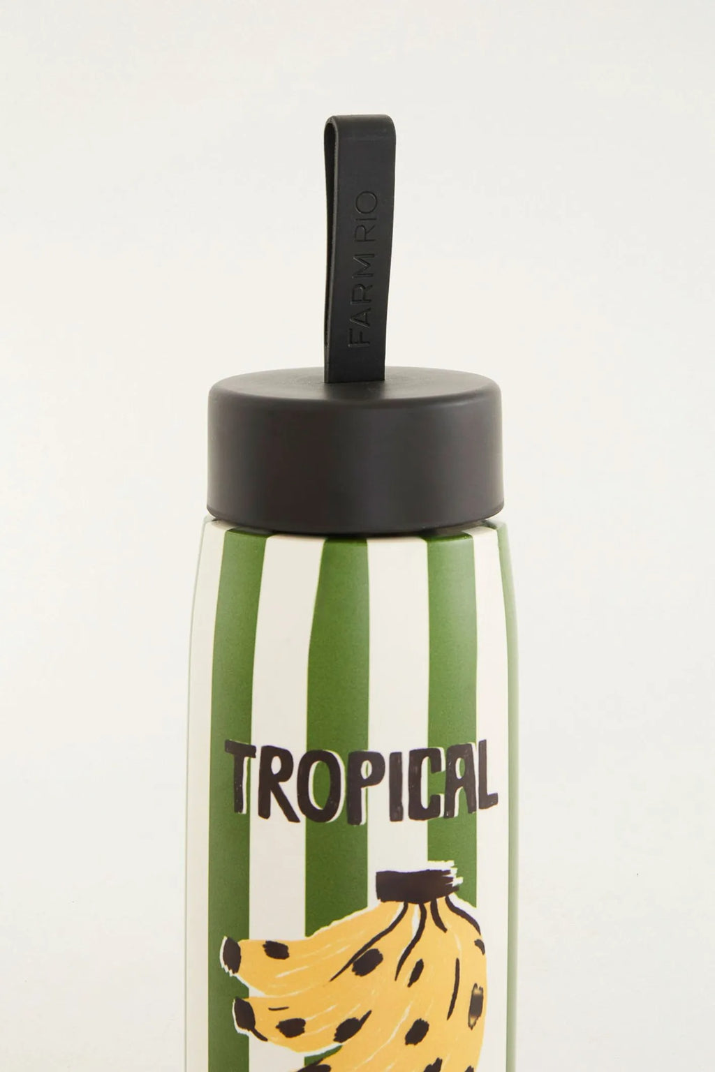 Garrafa Farm Etc Que Sede Banana Trop de perto, mostrando a tampa preta com alça e a estampa Tropical em listras verdes