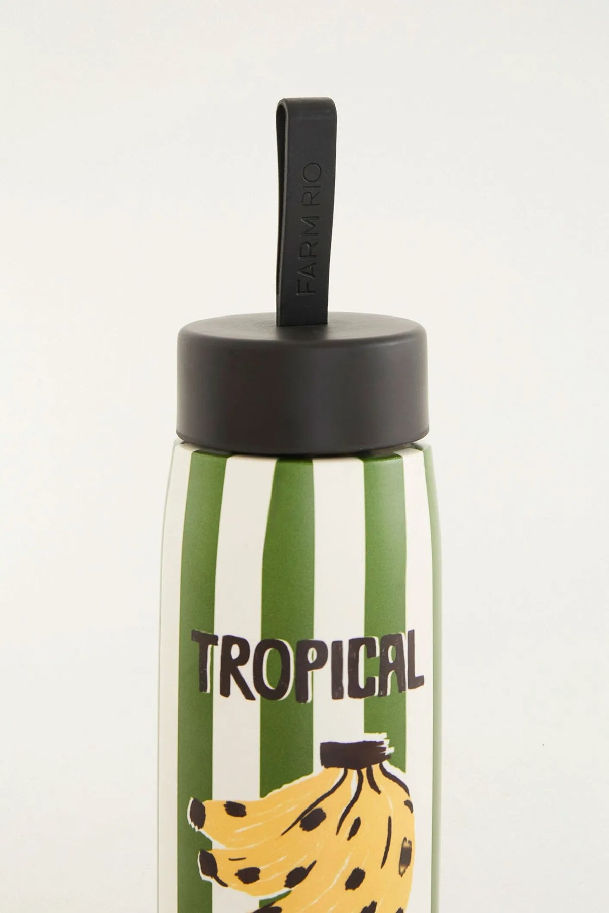 Garrafa Farm Etc Que Sede Banana Trop de perto, mostrando a tampa preta com alça e a estampa Tropical em listras verdes