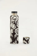 Garrafa térmica Farm Etc estampada em preto e branco com flores e cajus, com a tampa ao lado