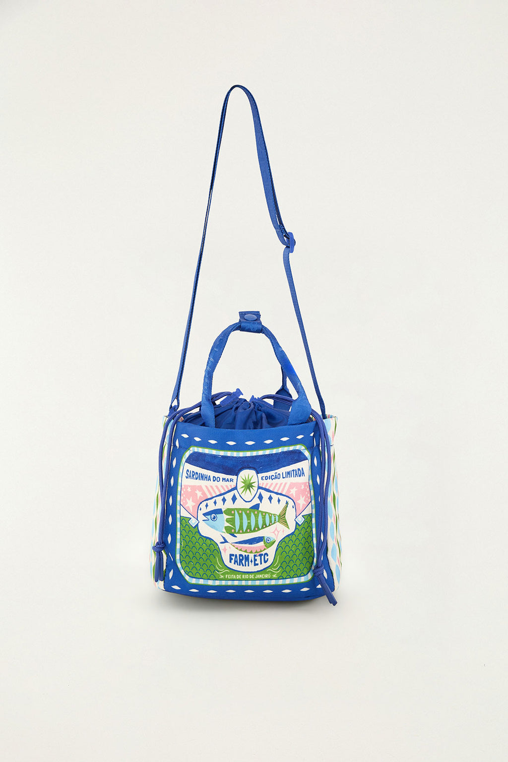 Lancheira Farm Etc Ziriguidum Praia RJ estampada em azul, com estampa de sardinha e alça transversal azul