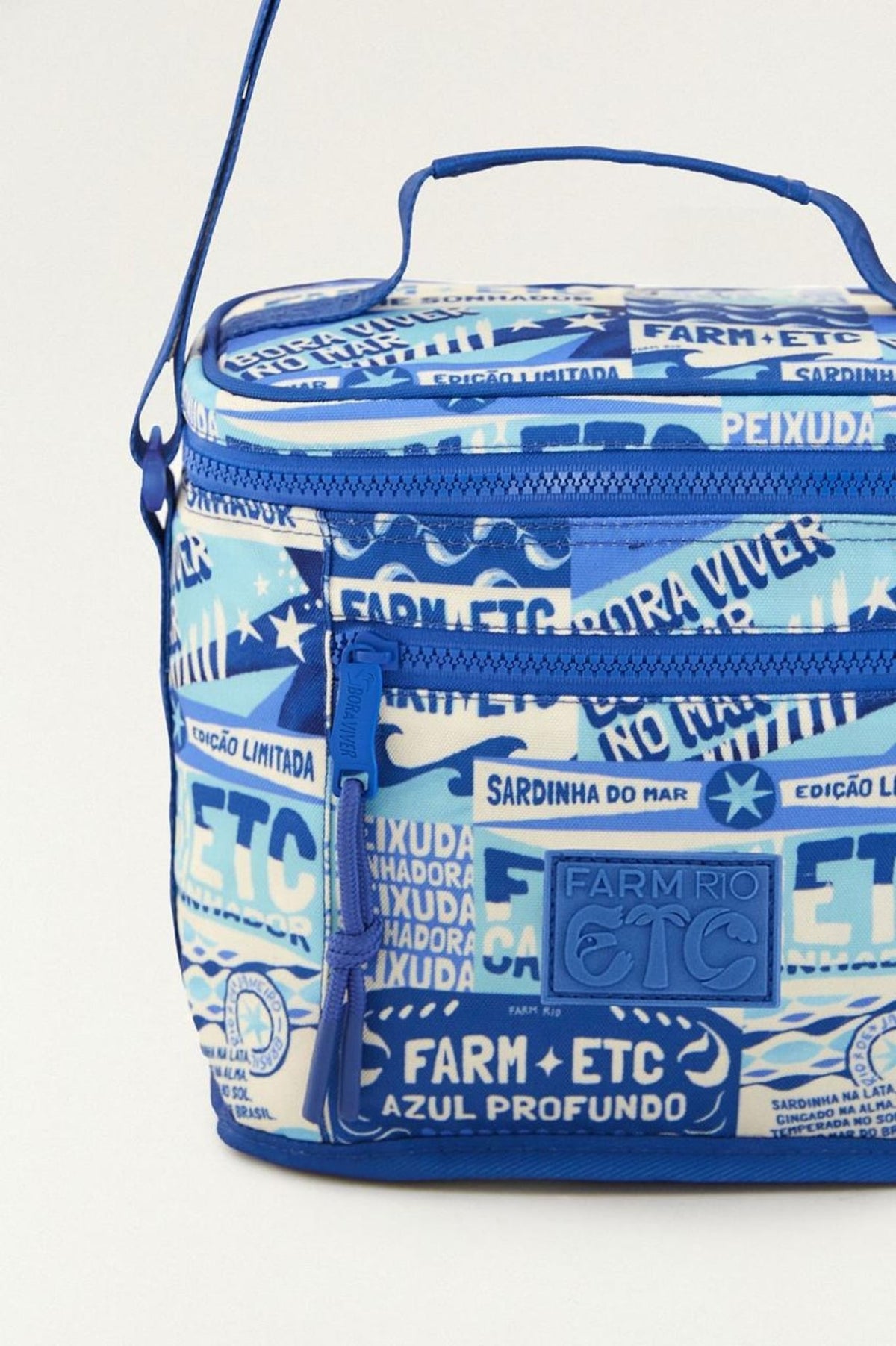 Detalhe do Mini Cooler Farm Etc Farofa Praia RJ Letras estampado azul, zíper, bolso frontal e alça superior