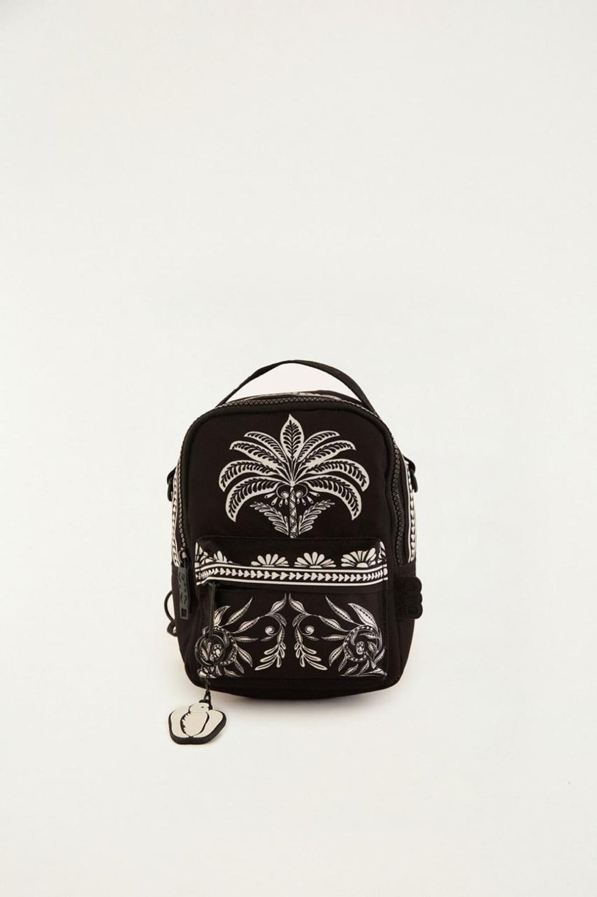 Mini mochila Farm Borogodó Coqueiro preta com bordado branco de palmeira e barrado floral, vista frontal Imagem principal do produto