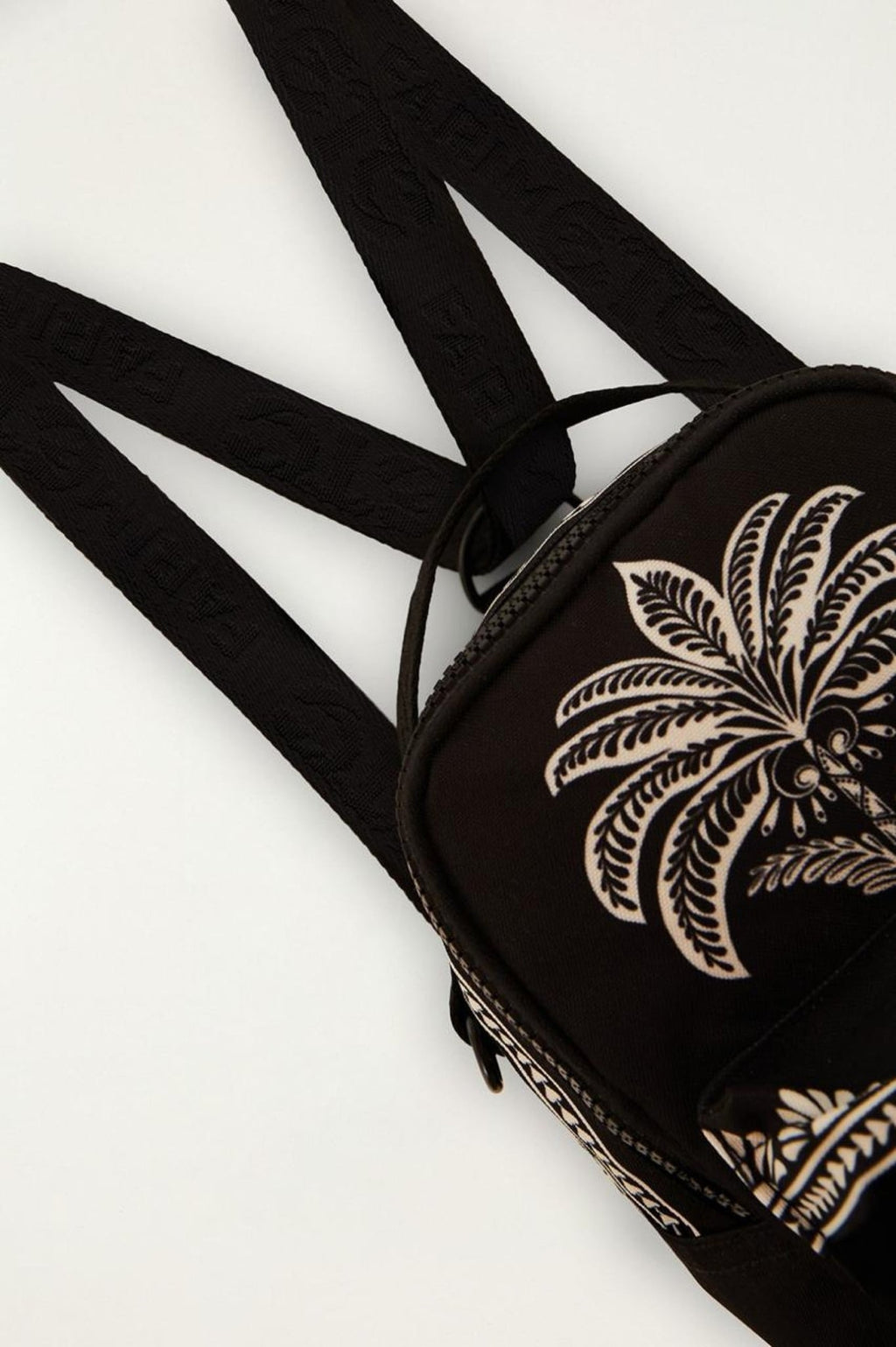 Mini mochila Farm Borogodó Coqueiro preta com alças de tecido jacquard e estampa de palmeira bordada na lateral