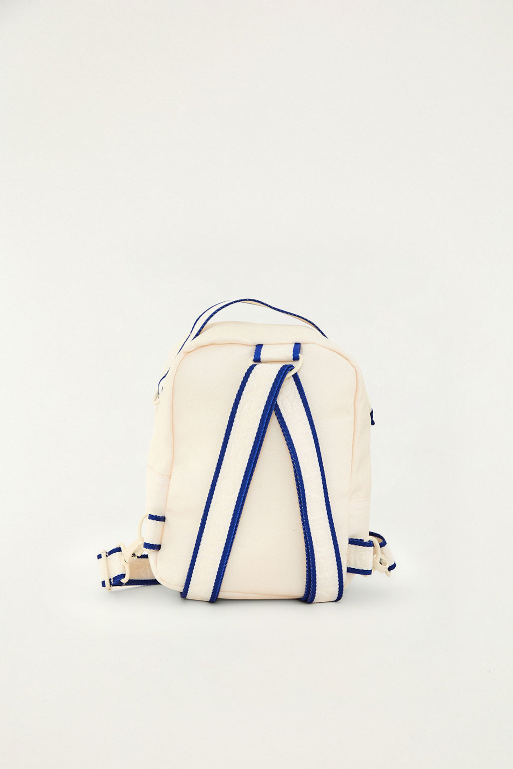 Mini Mochila Farm Borogodó Porcelain Farm Etc em off-white vista de costas, com alças acolchoadas listradas em azul e off-whi