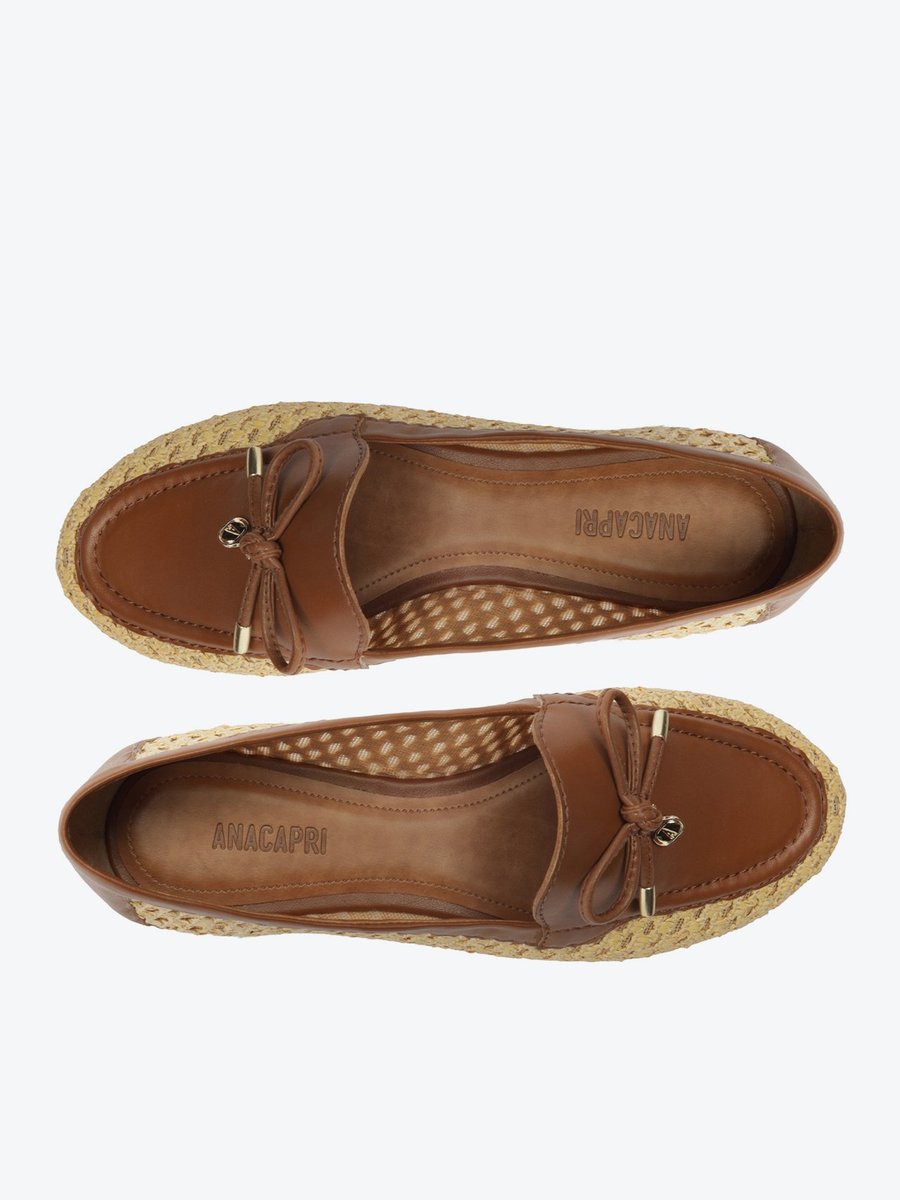 Par de mocassins Anacapri marrons com laço, vistos de cima mostrando o interior e a palmilha