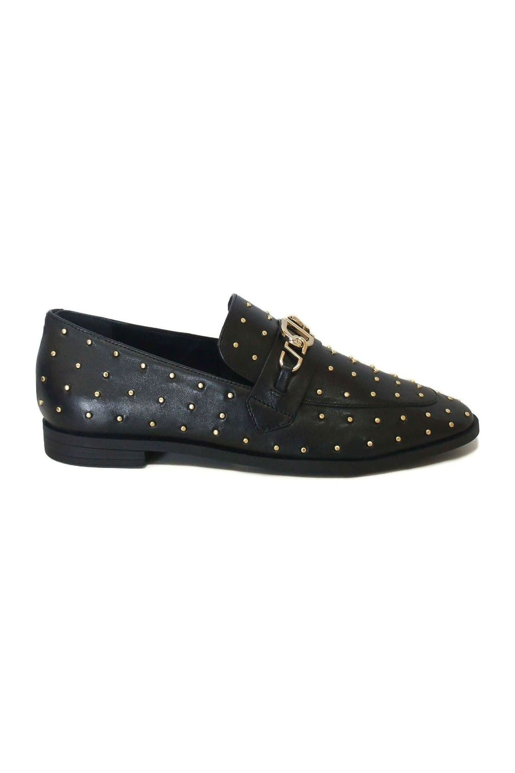 Mocassim Schutz Tachas Bridão preto com tachas douradas visto de lateral