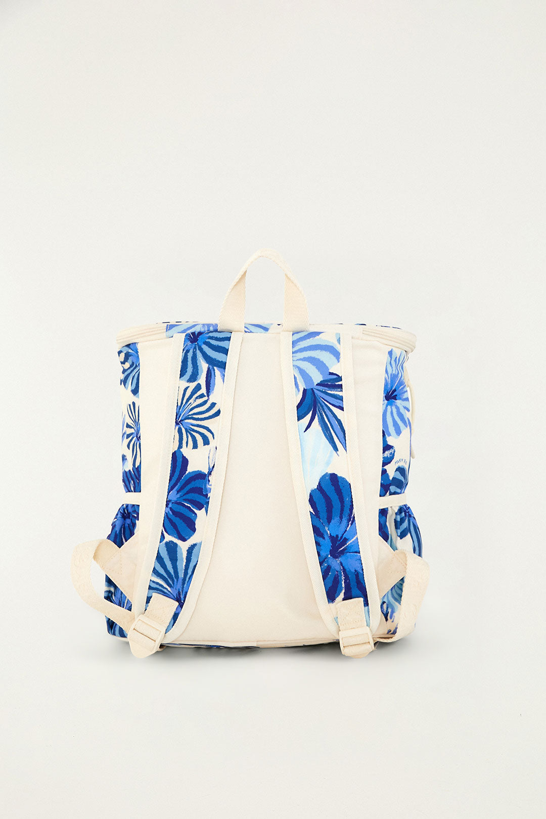Mochila Farm Cooler Hibisco do Mar da Farm Etc em estampado floral azul, vista de costas com alças acolchoadas em bege