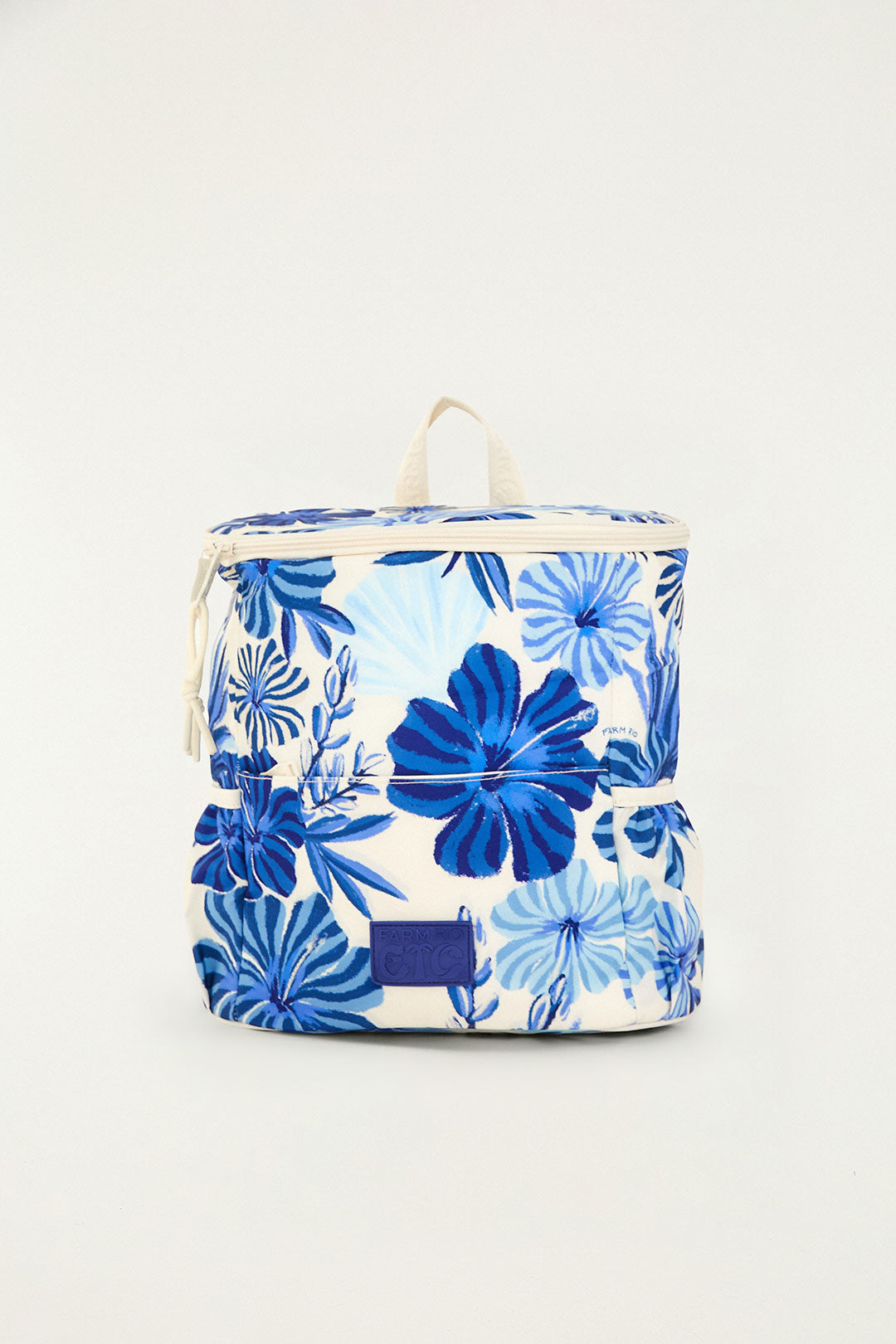 Mochila Farm Cooler Hibisco do Mar da Farm Etc em estampado de hibiscos azuis sobre fundo branco, vista de frente