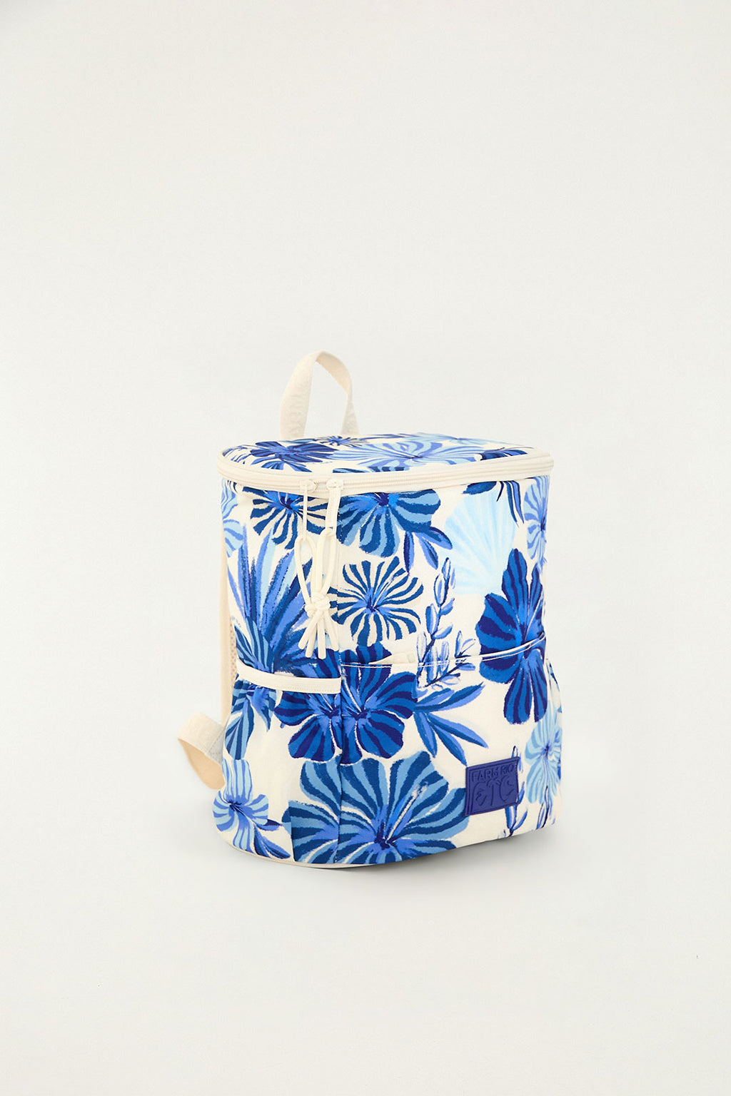 Mochila Farm Cooler Hibisco do Mar da Farm Etc em estampado azul e branco, vista em ângulo lateral com alça superior