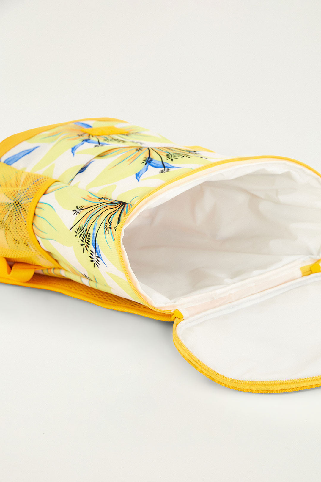 Mochila Farm Etc Cooler Praia RJ Tardezinha aberta mostrando o interior branco com zíper amarelo