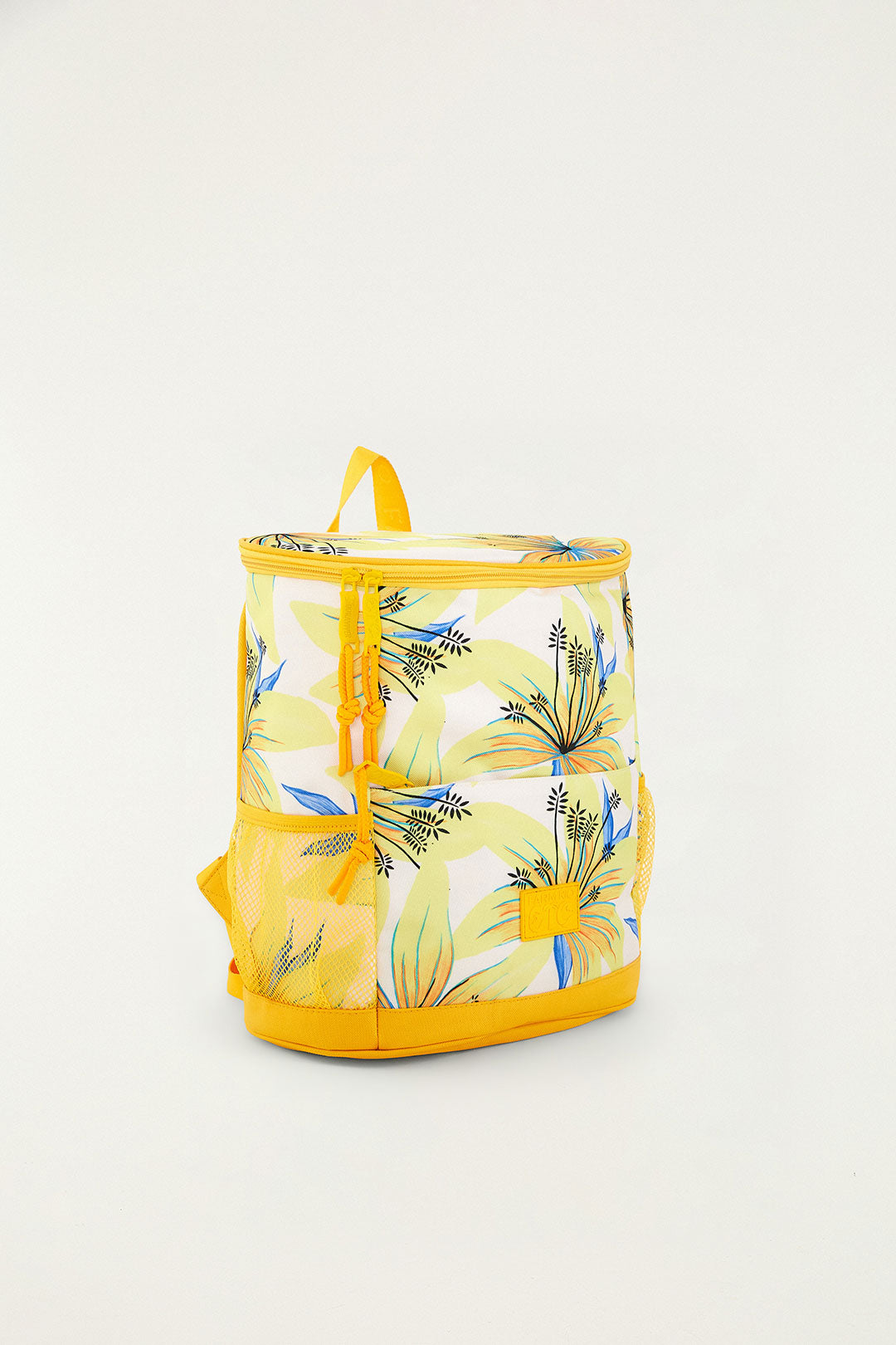 Mochila Farm Etc Cooler Praia RJ Tardezinha estampada em amarelo e azul, vista lateral com bolso de tela