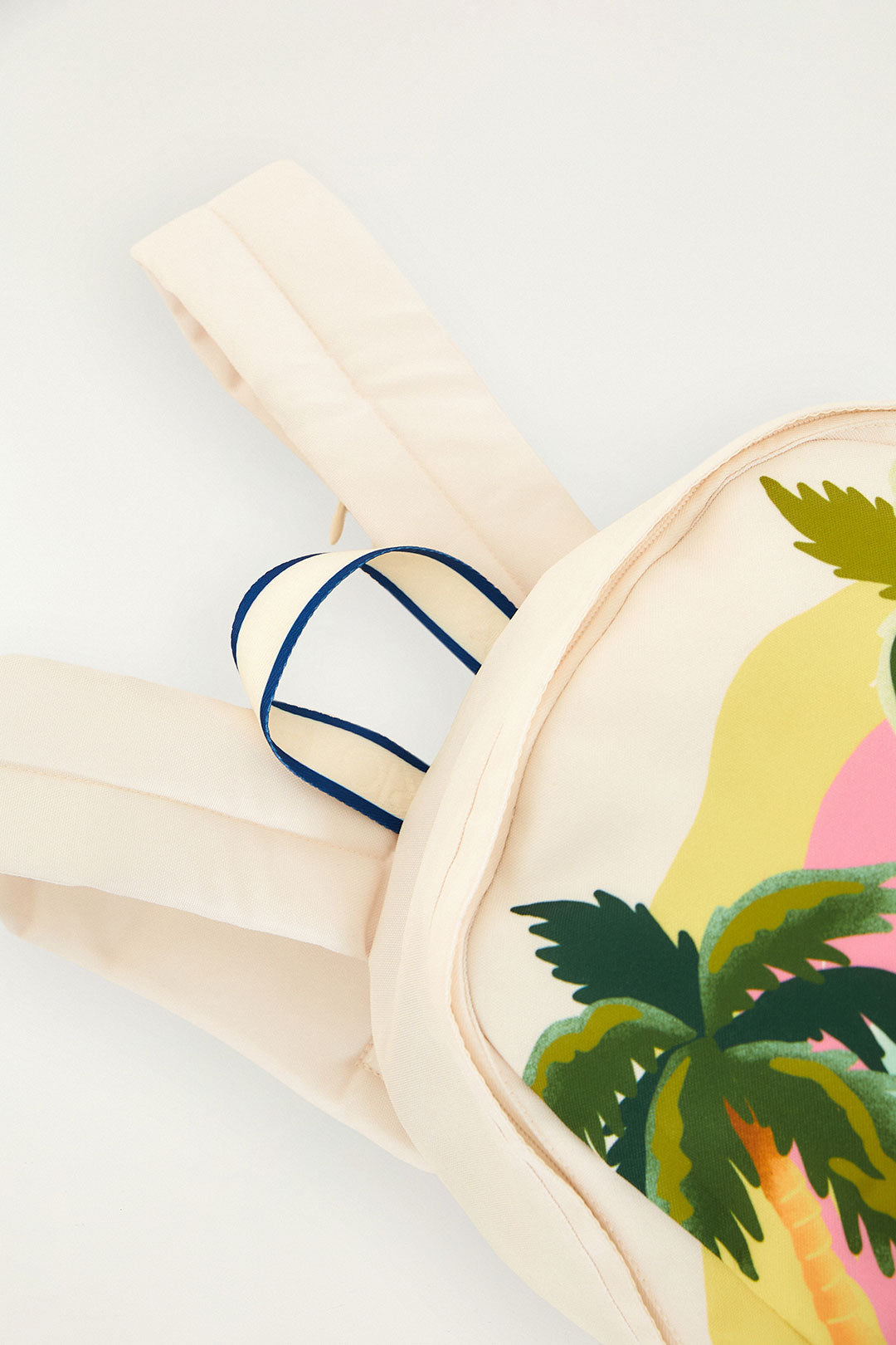 Mochila Farm Etc Xodó Praia Aloha Carioca com alça superior de fita azul e detalhe das palmeiras da estampa