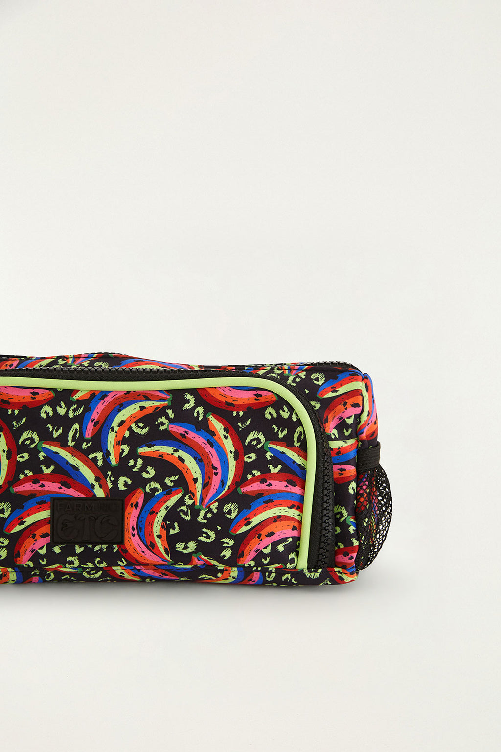 Detalhe da necessaire Farm Etc Bananada estampada, com zíper e logo da marca na frente