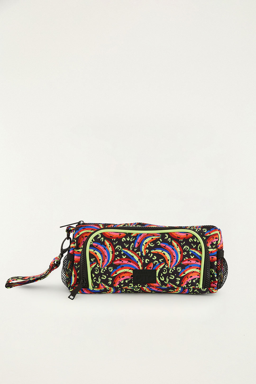 Necessaire Farm Etc Bananada estampada com bananas coloridas e onça, com alça de pulso e bolsos laterais em tela