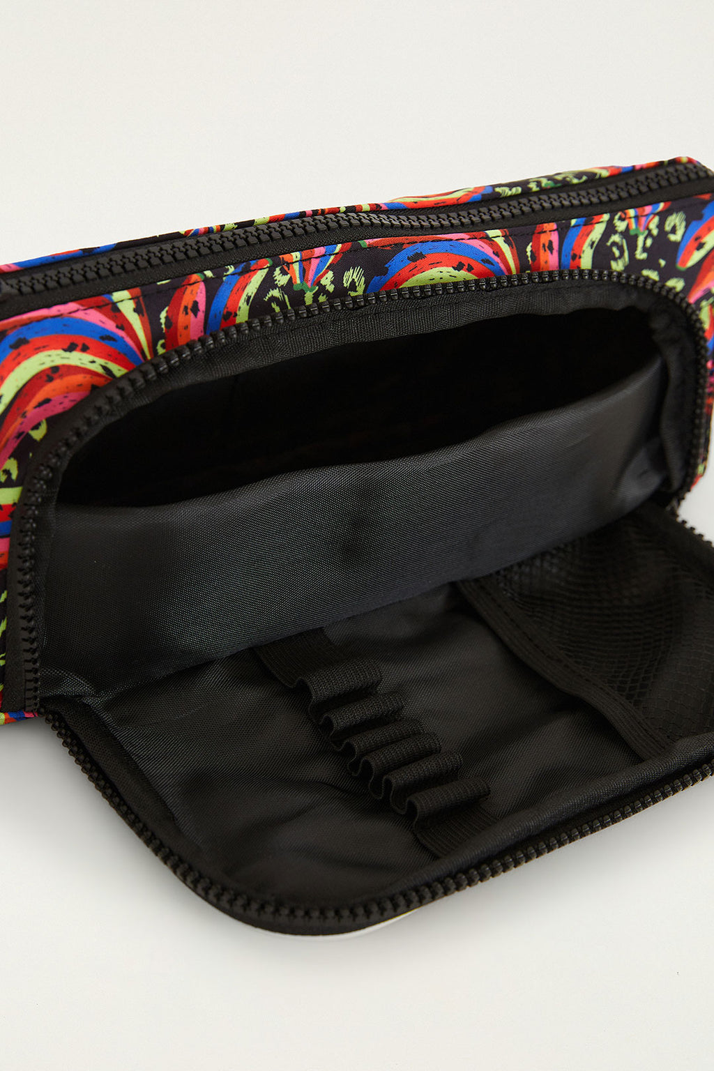 Interior da necessaire Farm Etc Bananada estampada, com forro preto e elástico para organizar itens