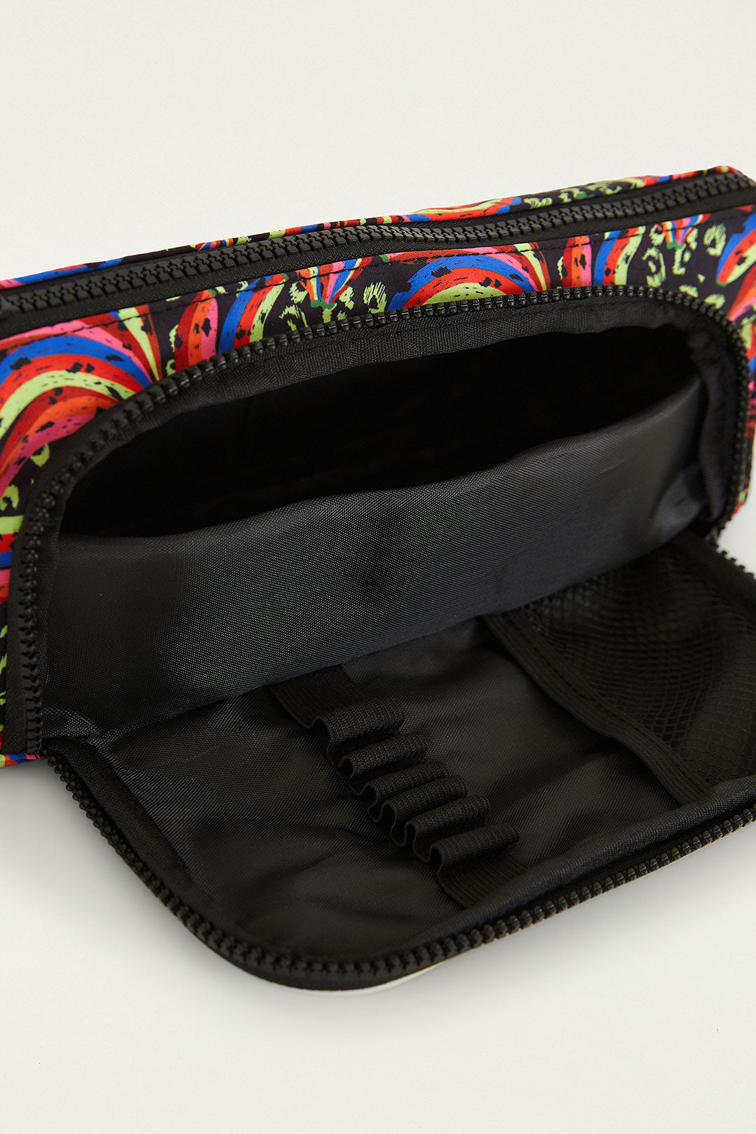 Interior da necessaire Farm Etc Bananada estampada, com forro preto e elástico para organizar itens