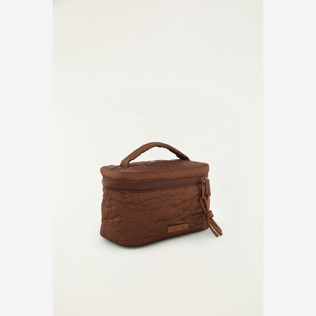 Necessaire Farm Me Leva Lisos Puffer Farm Etc marrom vista de lado, com alça superior e puxador de zíper