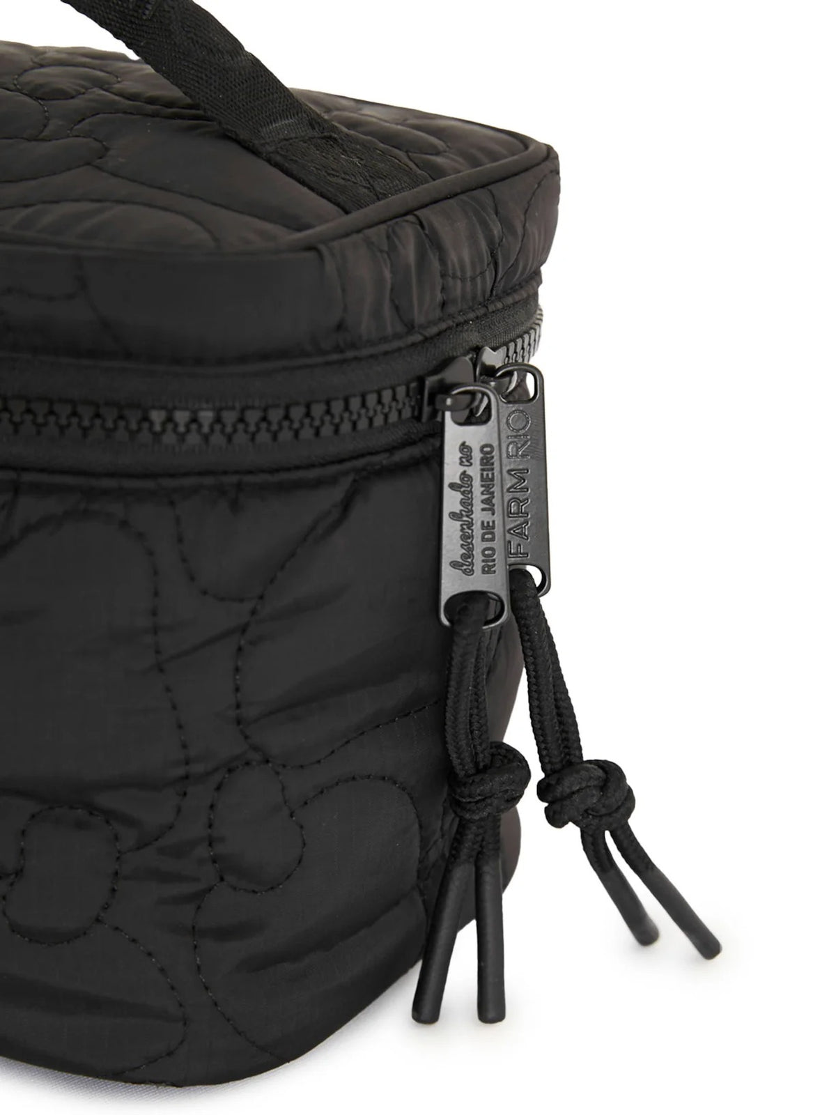 Detalhe do zíper e puxador com cordão da necessaire Farm Me Leva Liso preta