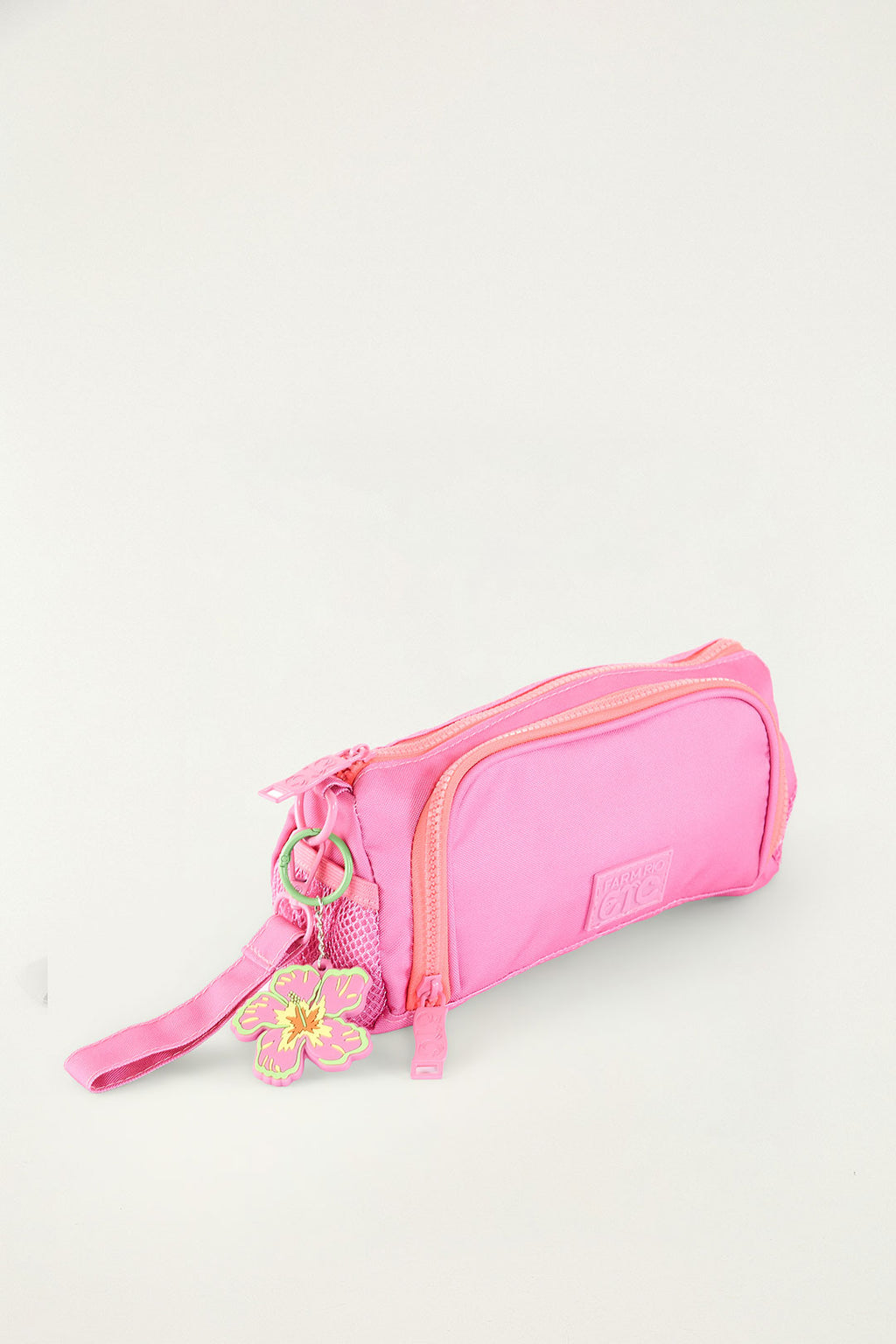 Necessaire Farm Etc rosa neon vista em diagonal, mostrando a alça e o chaveiro de flor amarelo e verde